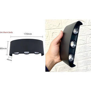 مقاس ابليك 3 عدسات داون بلاستيك RGB جسم أسود 170×80×40 مم، مع إظهار اليد للتركيب.