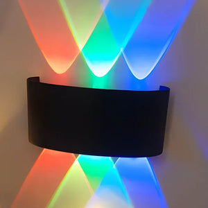 ابليك داون بلاستيك RGB أسود بطلاء انسيابي، ثلاث عدسات تُظهر ألواناً متدرجة على الحائط.