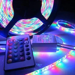 شريط ليد RGB يضيء بألوان متعددة مع ريموت تحكم بجانبه