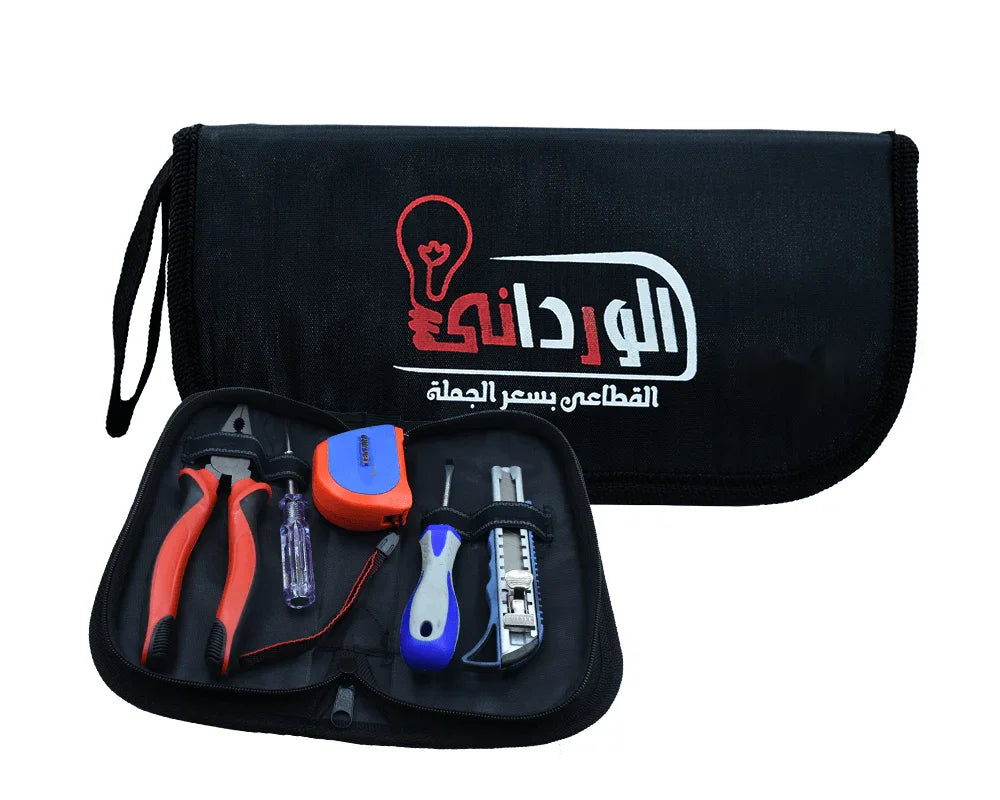 شنطة عده سوداء مع شعار وأدوات متعددة داخلها